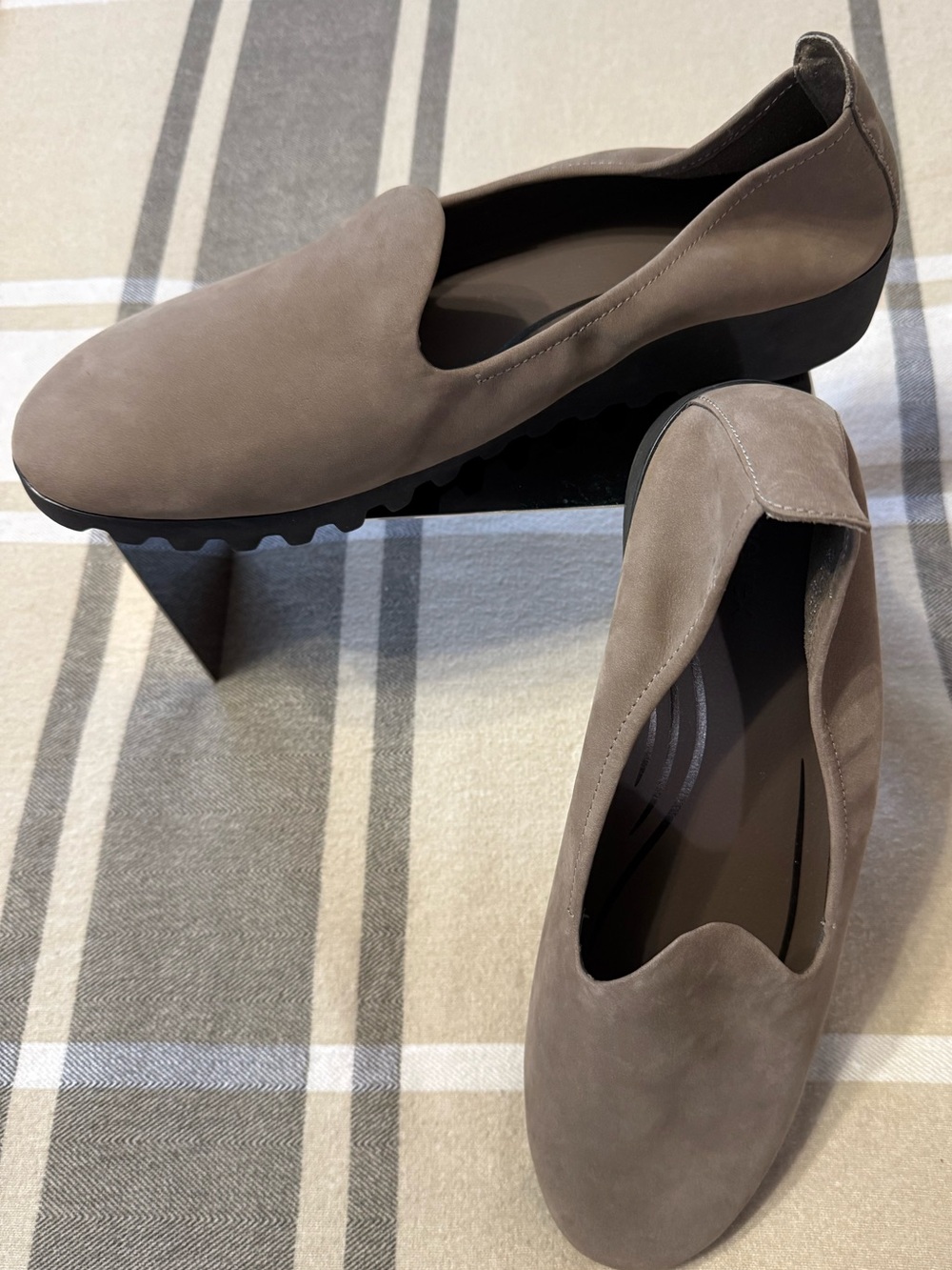 Aetrex Liz Arch Support slip on shoes in a soft suede upper. Size 10